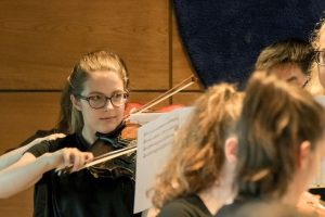 Internationale Musikcamps Oberwesel. Orchesterprobe mit Violinspielerin