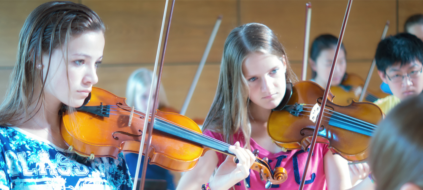 Das Rocking-Strings-Orchester des Internationale Musikcamps Oberwesel spielt während einer Probe