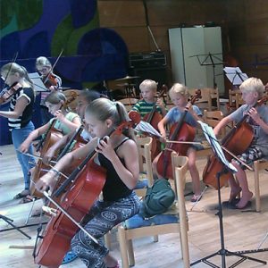 Schülerinnen und Schüler der Projekte Klassenmusizieren mit Streichinstrumenten sammeln erste Erfahrungen im Ensemble.