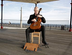 Redmond O’Toole spielt auf der 8 Saitigen Brahms Gitarre